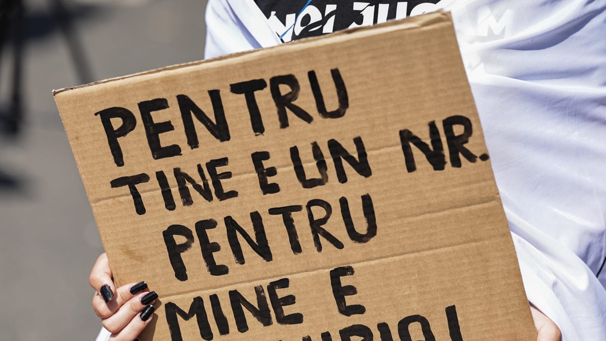 Protestatar care tine o pancartă