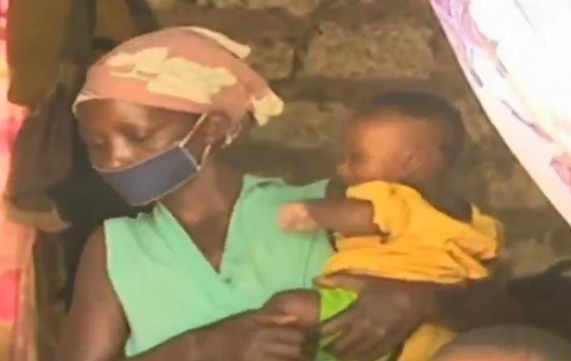 O femeie din Kenya a fiert pietre pentru copiii ei, sperând ca aceștia să adoarmă așteptând “masa”