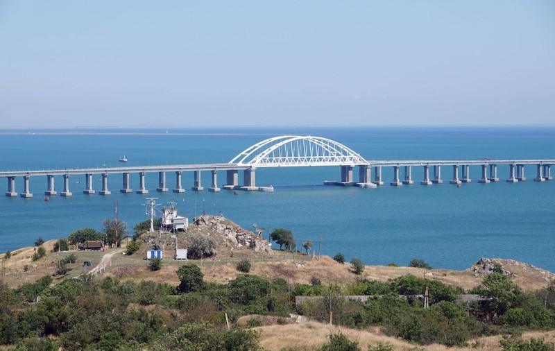 Rusia anunță că a doborât o rachetă deasupra Crimeei. 500 de mașini au fost blocate pe podul care leagă peninsula de Rusia
