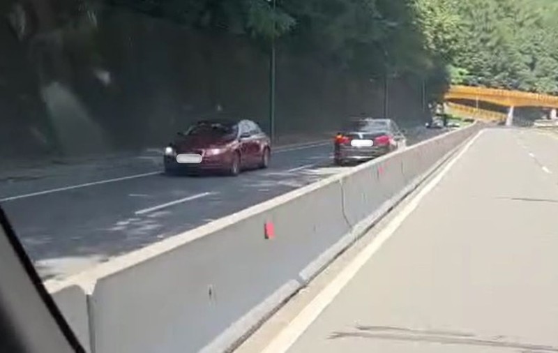 Șofer pe contrasens pe DN1, la ieșirea din Sinaia spre București, filmat cu camera de bord: „N-ai cum”