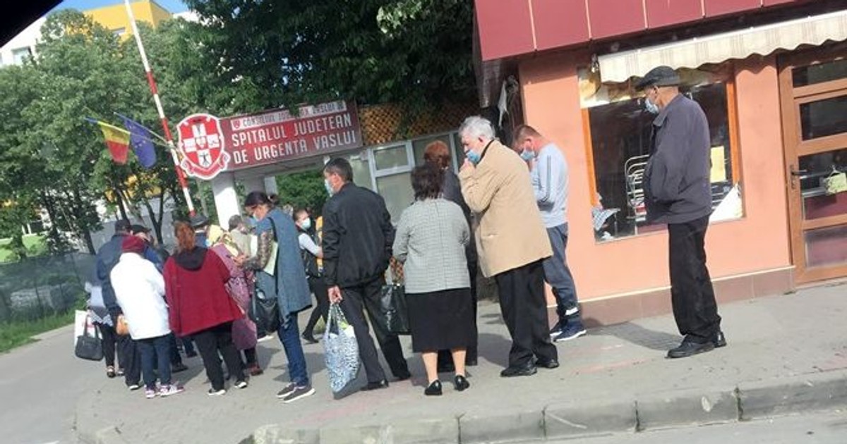 Bătrânii și pacienții grav bolnavi stau ore întregi la cozi în fața spitalelor
