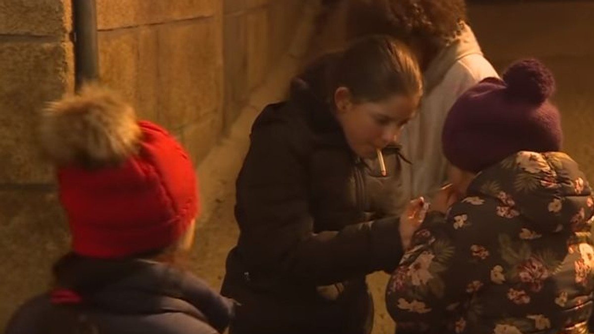 Satul în care copiii fumează cu ocazia unei sărbători religioase. Chiar părinții îi încurajează