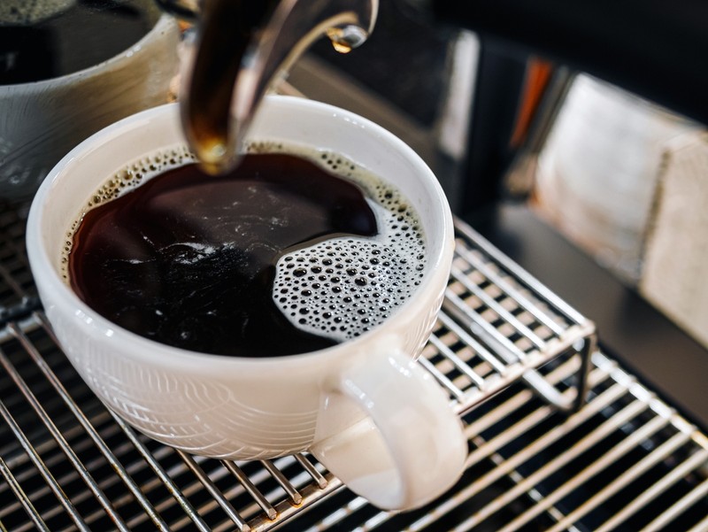 Cafeaua americano este o băutură rezultată din combinarea unui shot de espresso cu apă fierbinte