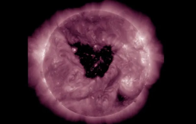 O pată gigantică în formă de fluture a apărut pe Soare și ar putea declanșa aurora boreală pe Pământ