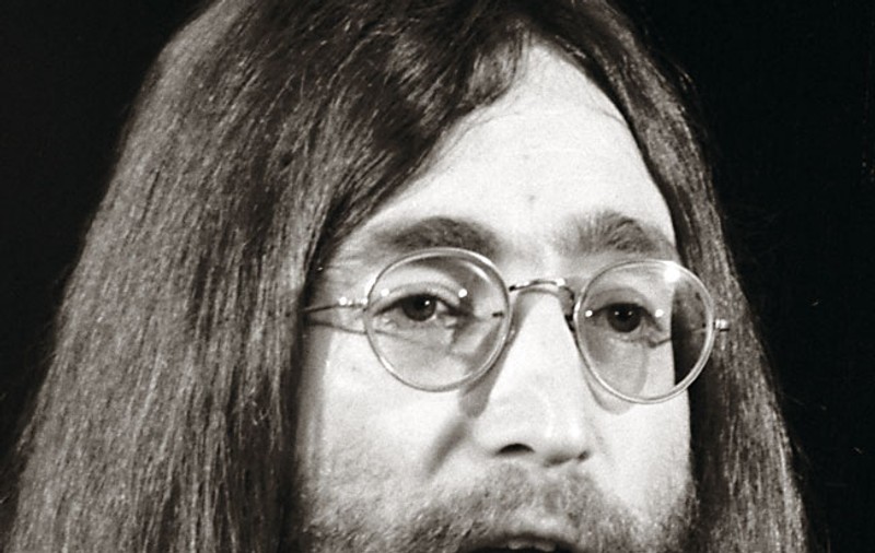 O șuviță din părul lui John Lennon a fost vândută în urma unei licitații. Ce sumă a plătit cumpărătorul