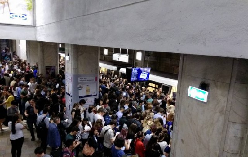 Probleme la metrou, în această dimineață, pe Magistrala 2. Circulația a fost îngreunată, la oră de vârf, din cauza unei defecțiuni tehnice