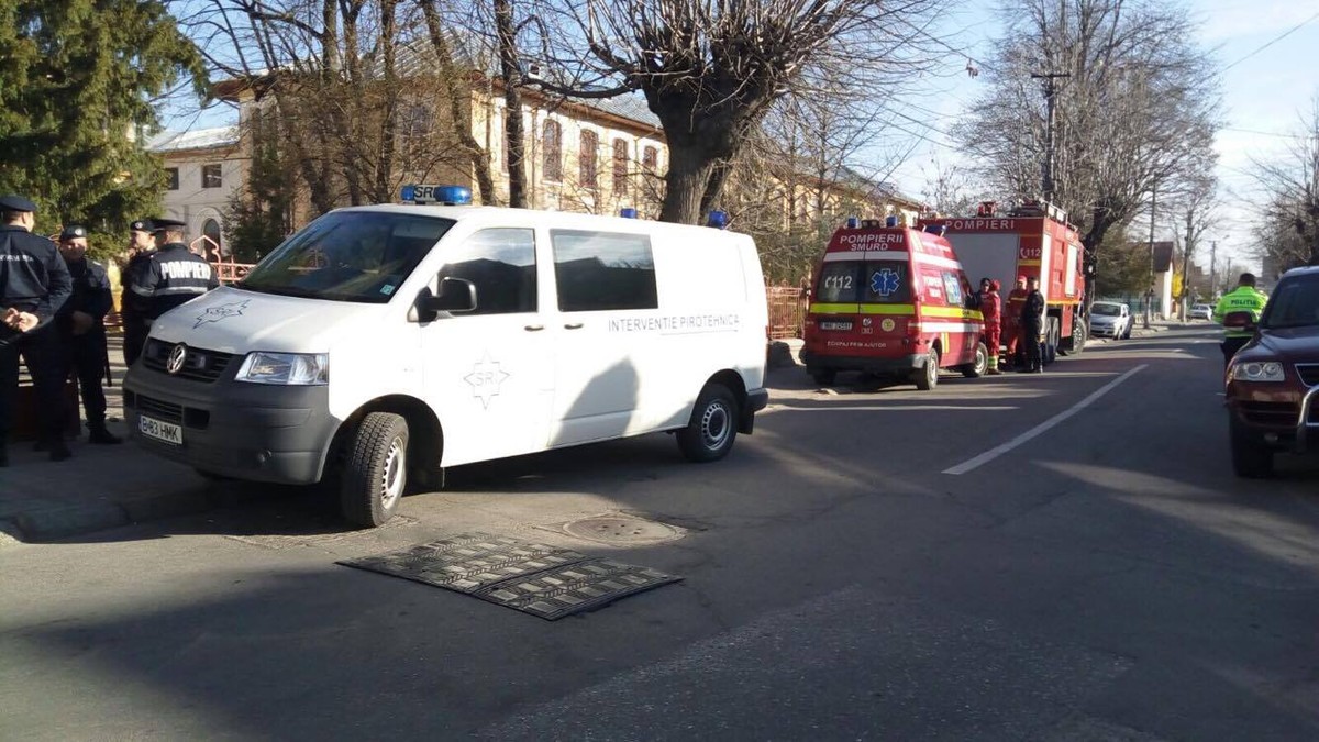 Amenințare cu bombă la un liceu din Târgoviște. Zeci de elevi și profesori, evacuați de urgență