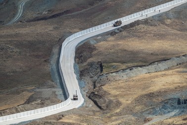 Soldații turci patrulează de-a lungul zidului ridicat deocamdată pe 63 km la granița cu Iran. Spre deosebire de anul 2011, când milioane de refugiați din Siria au găsit granița deschisă cu Turcia, acum securitatea a fost mult înăsprită în fața refugiaților afgani. FOTO EPA-EFE