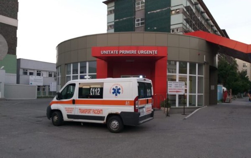 Un bărbat a ajuns în stare gravă la spitalul din Slatina, după ce a fost atacat în propria curte de câinii unui vecin