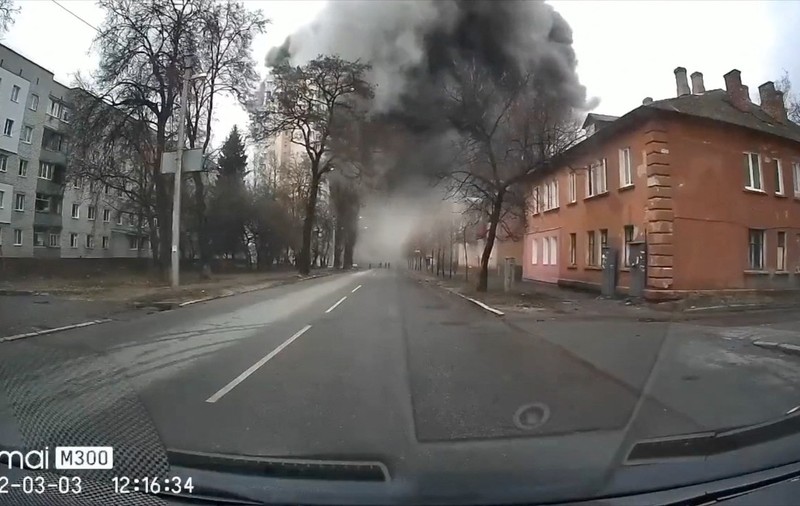 VIDEO | Momentul în care o bombă lovește un cartier de blocuri din Cernihiv, surprins de o cameră de bord