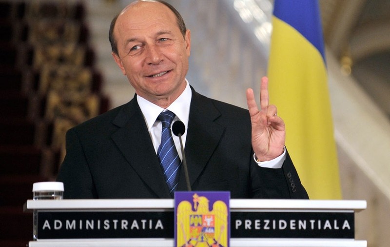 Băsescu: "Riscăm să devenim un popor de asistaţi social"