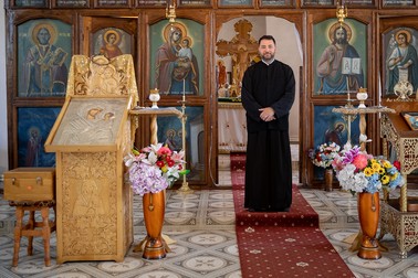 Preotul din Sălcioara spune ca a ales calea preoției din dragoste