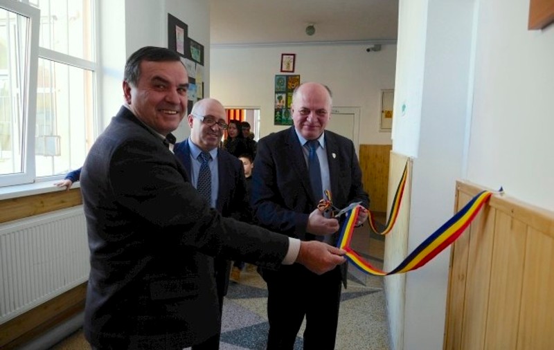 Primarul din Piatra Neamț a inaugurat trei toalete de la o școală gimnazială. Doar toaleta fetelor a costat aproape 10.000 de euro