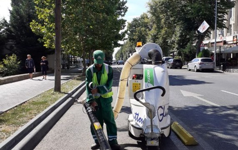 Asistații social, scoși la măturat străzile din Constanța, împreună cu persoanele condamnate la muncă în folosul comunității
