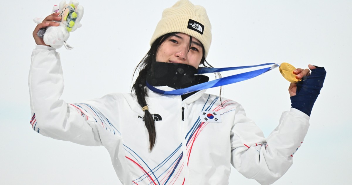 Choi Gaon în costum alb de snowboard la Jocurile Olimpice de Iarnă 2026, cu o medalie de aur.