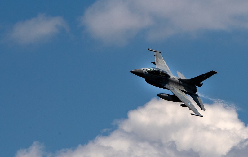 Un avion F-16 a intrat într-o clădire la decolare, în Olanda