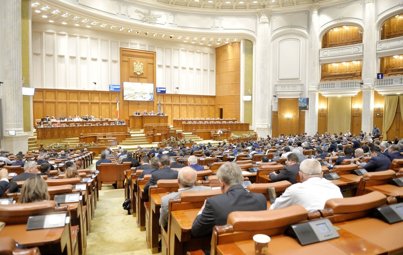 Parlamentul a adoptat revizuirea Constituției, pentru redefinirea familiei tradiționale. Românii, chemați la vot în octombrie