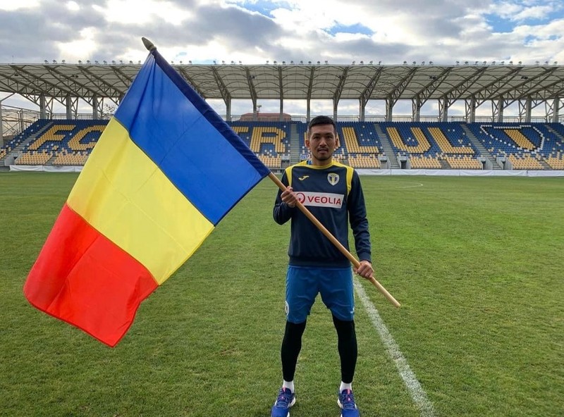 Takayuki Seto este unul dintre principalii jucători ai liderului Ligii 2, Petrolul Ploiești. Aici, pe stadionul „Ilie Oană”, cu steagul României