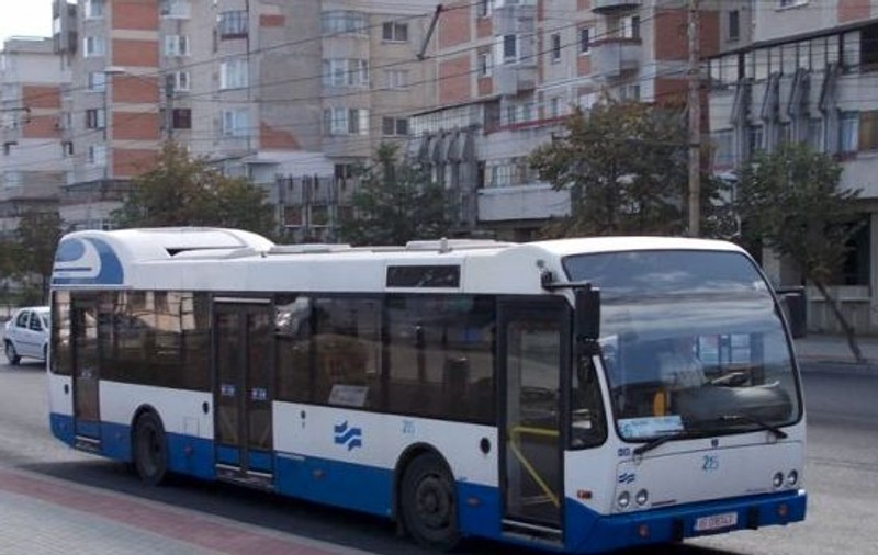 Șofer de autobuz din Iași, cercetat pentru fugă de la locul accidentului. Un bătrân s-ar fi lovit la o frână bruscă
