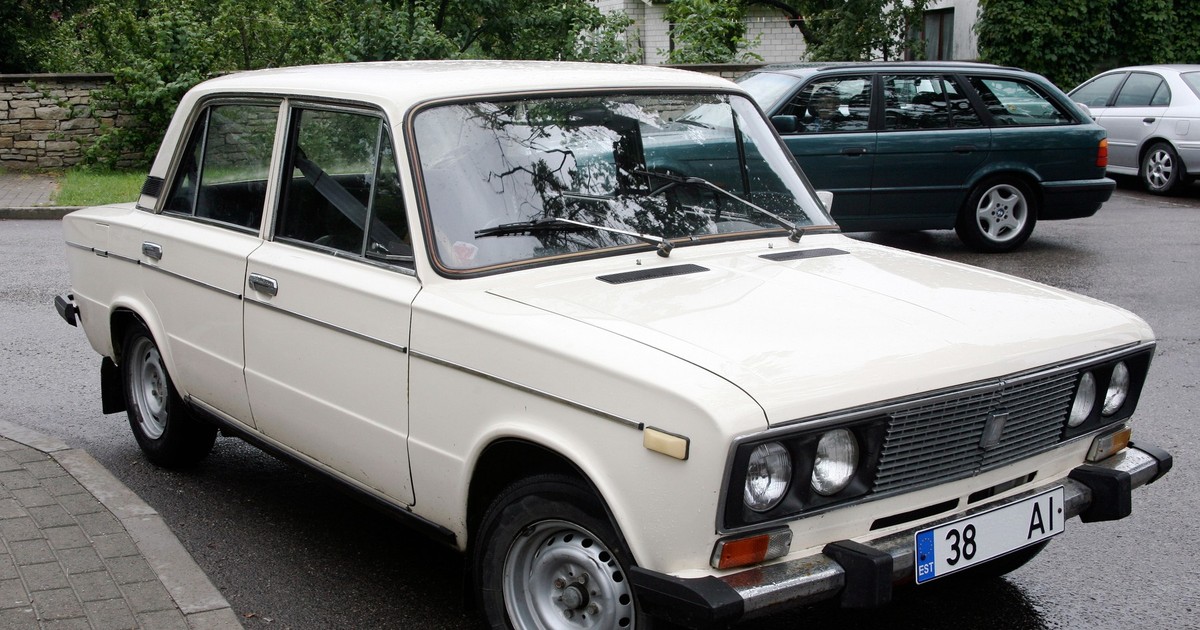 Mașină rusească Lada, albă, surprinsă pe o stradă