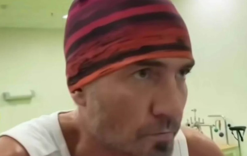 Primele imagini cu Roman Kostomarov, fostul campion olimpic la patinaj, după ce medicii i-au amputat picioarele și încheieturile mâinilor ca să-l salveze