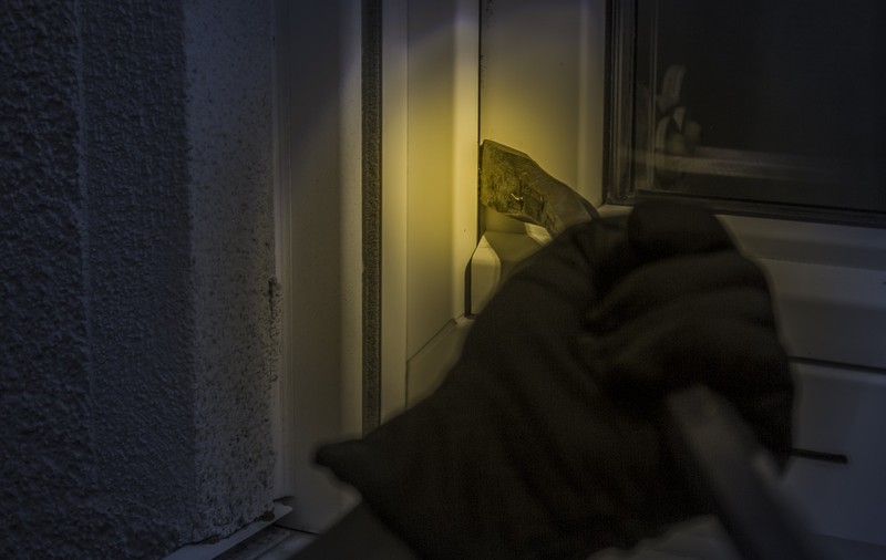 Doi hoți i-au atacat cu spray lacrimogen chiar pe proprietarii locuinței care i-au surprins în acțiune, în Maramureș