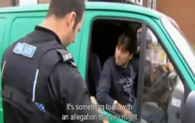 SENZAŢIE! Un român din Anglia face furori pe INTERNET după ce a fost prins la furat! "Îmi bag p**a în voi", le-a spus poliţiştilor | VIDEO