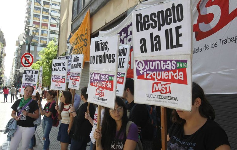 Cazul care a stârnit proteste în Argentina! O fetiță de 11 ani, violată de bunicul ei, a născut prin cezariană, deoarece medicii nu au făcut un avort la timp