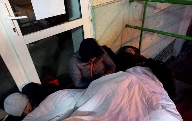 Mai mulți tineri dorm de două nopți în frig, pe scările Serviciului pentru Imigrări Timiș pentru a nu pierde rândul