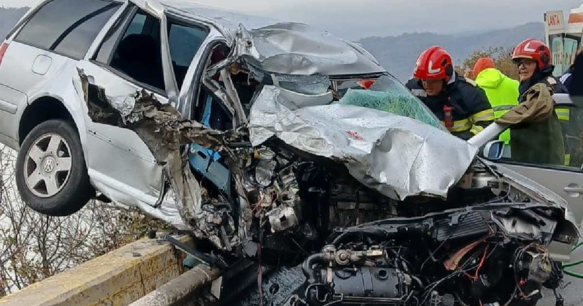 O mașină, în care se află o femeie și doi copii, a intrat în coliziune cu un TIR