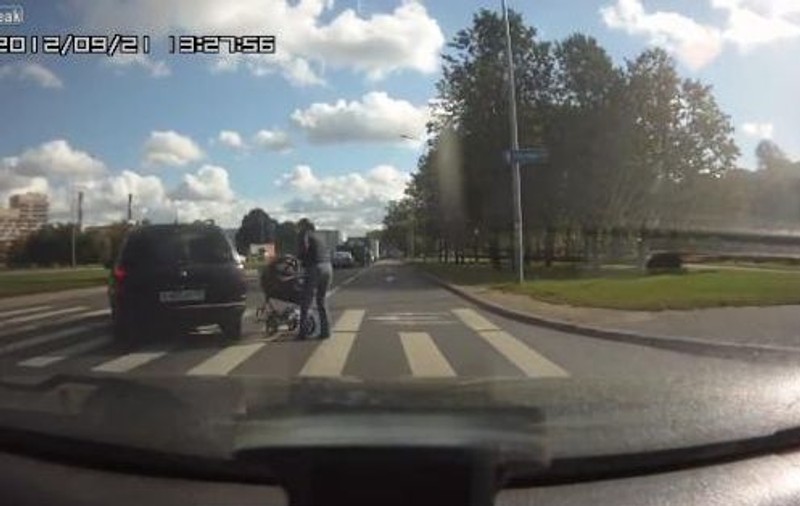 Uite cum era să fie omorât un prunc pe trecerea de pietoni! | VIDEO