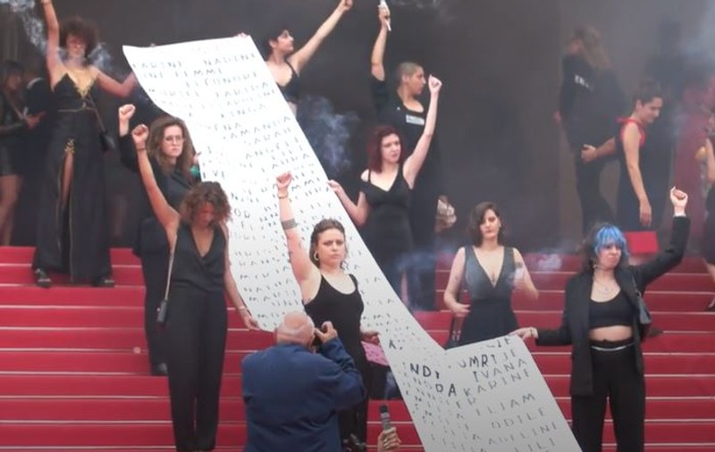 Un nou protest la Cannes. Mai multe feministe au manifestat cu fumigene pe covorul roșu