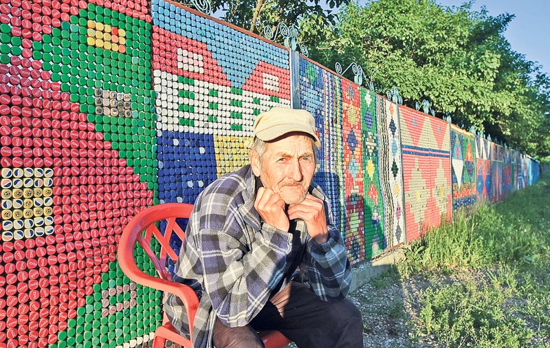«Şi-a tras» gard din 42.000 de capace de PET-uri şi vrea în Cartea Recordurilor! FOTO