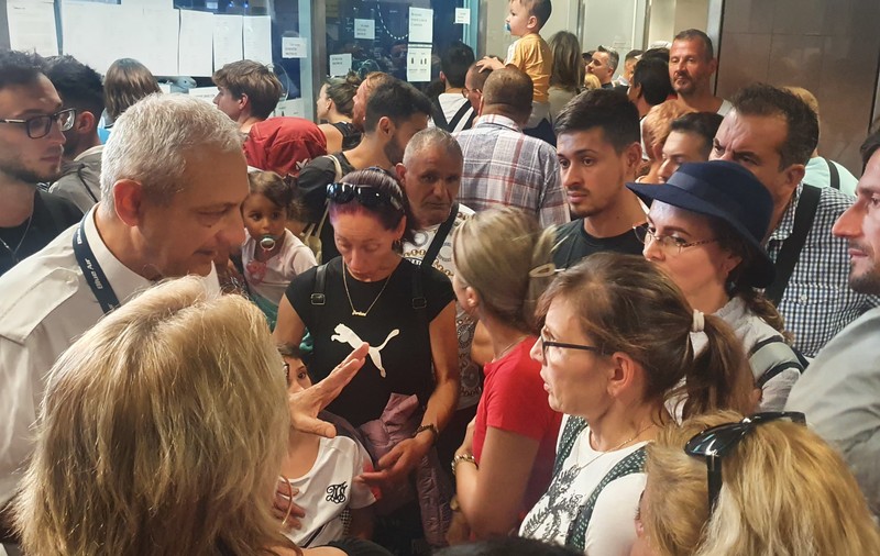 Imagini cu haosul de pe aeroportul Otopeni, unde călătorii au aflat că Blue Air a suspendat toate zborurile