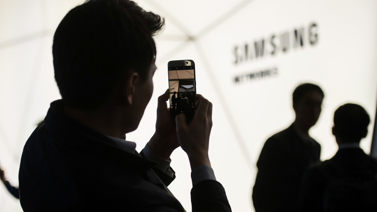 Samsung va investi 22 de miliarde de dolari în inteligență artificială, tehnologie 5G, electronice auto și medicamente, potrivit unui plan. Logo Samsung cu oameni pe fundal