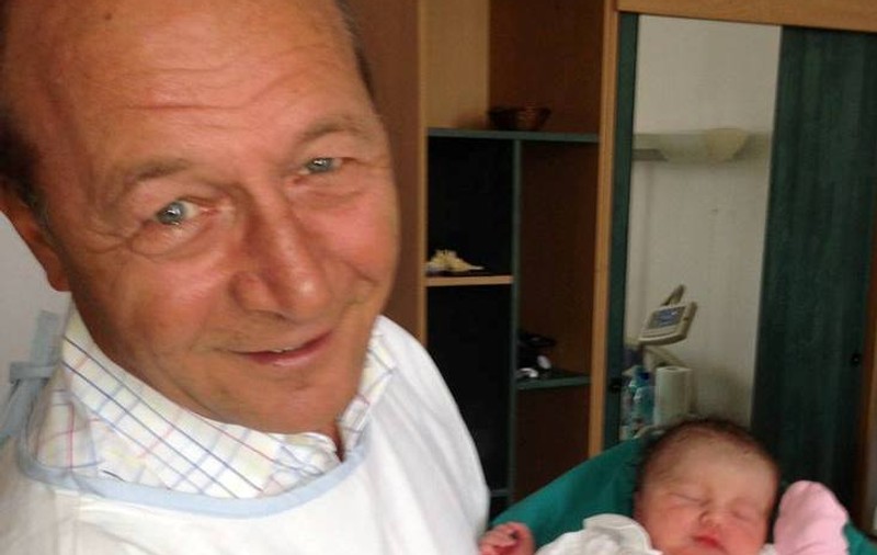 Traian Băsescu DECLARAŢIE SURPRINZĂTOARE despre nepoţica lui: "E POLITICOASĂ"! Vezi CUM A GLUMIT pe seama micuţei!