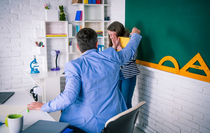 Cum ajung unii profesori să-și rănească elevii. „Ei știu că nu-i în regulă să reacționeze așa, dar nu cunosc o altă variantă”