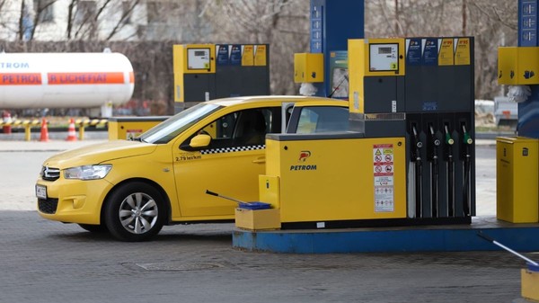Taxi galben parcat într-o benzinărie Petrom din București, pe 18 martie 2026. Poză cu caracter ilustrativ. Foto: Libertatea/ Dumitru Angelescu