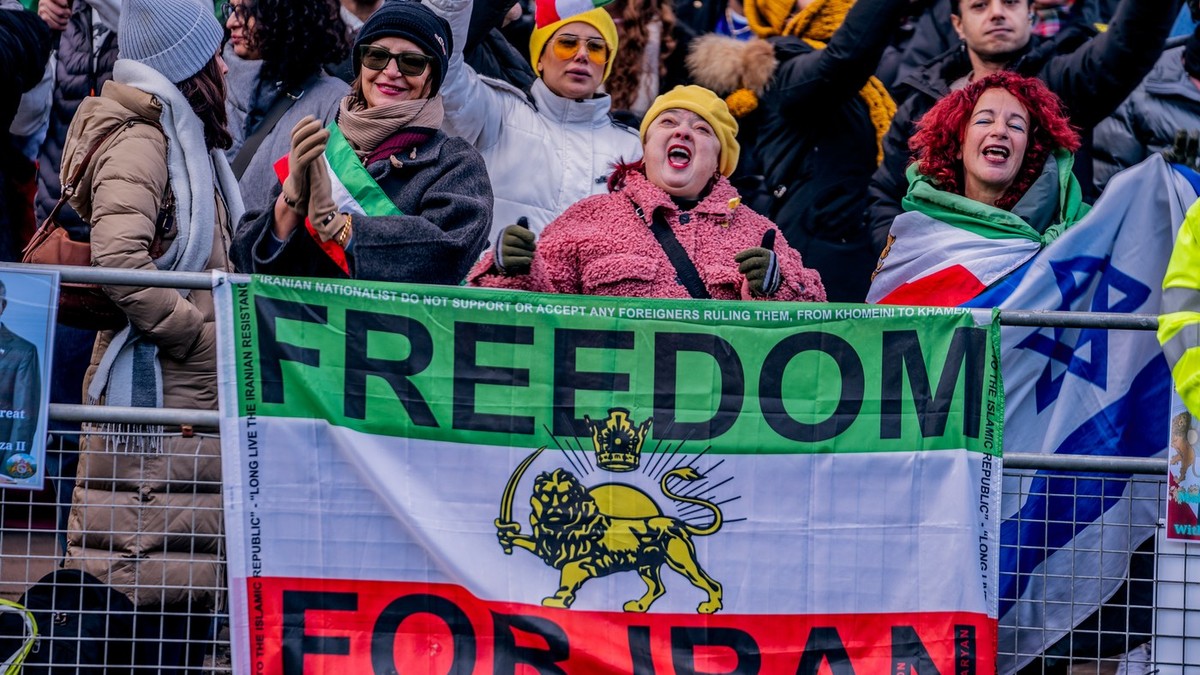 Manifestație organizată în fața Ambasadei Iranului din Londra în semn de sprijin pentru poporul iranian Foto: Profimedia
