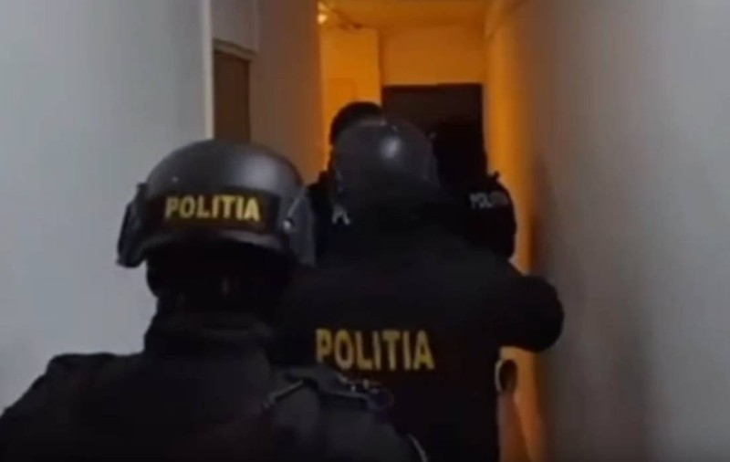 Un tânăr a luat cardul străbunicului și a comandat de 190 de ori mâncare în valoare de 14.000 de lei. Acum riscă închisoarea