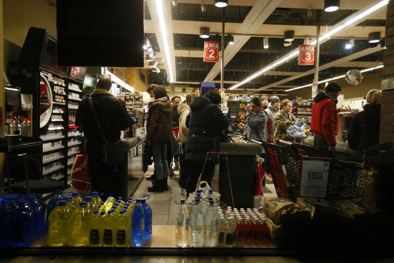 Întreruperile de curent din cauza războiului sunt frecvente, așa că multe magazine și-au luat generatoare. Foto: Hepta