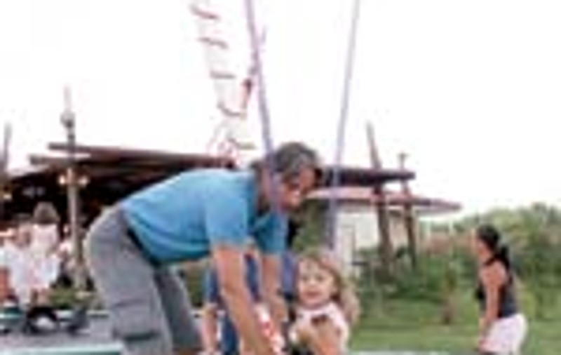 Fetita Ralucai Moianu face 'bungee-jumping'