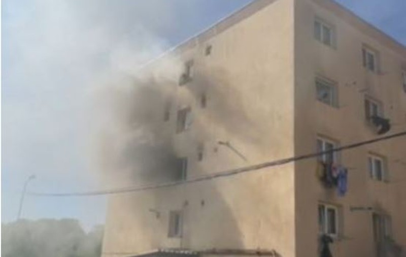 Incendiu puternic la un bloc din Brașov. Peste 50 de persoane, evacuate