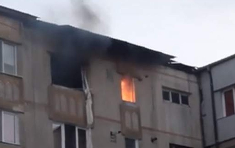 Cine e militarul care a vrut să-și ucidă iubita polițistă după ce a plasat o bombă artizanală în apartament. Bărbatul a murit la spital