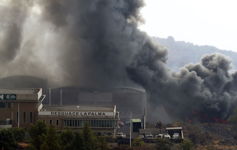 Lava vulcanului din La Palma a distrus o fabrică de ciment, eliberând gaze potențial toxice