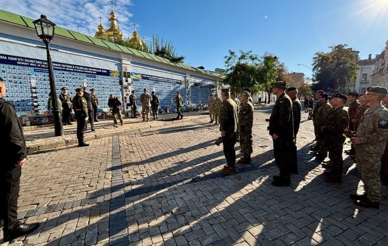 Cei 32 de membri ai Comitetului Militar al NATO la Zidul Comemorării din Kiev Sursa foto X @CMC_NATO