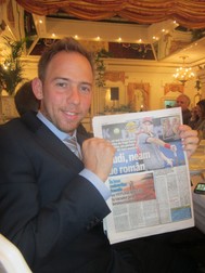 Dudi Sela, cel mai valoros jucător al Israelului, fotografiindu-se cu ziarul Libertatea, care a publicat povestea părinților săi români