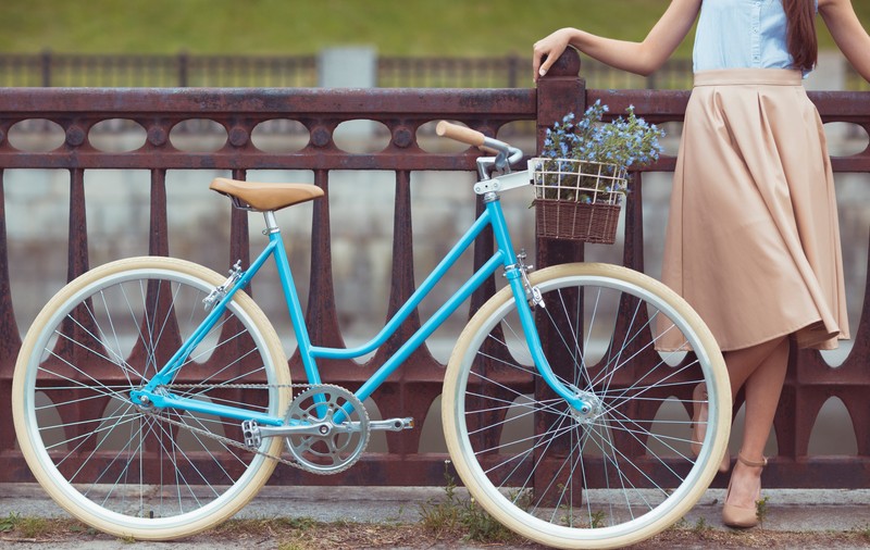 Vrei să slăbeşti? Află de ce mersul cu bicicleta e mai eficient decât mersul pe jos!