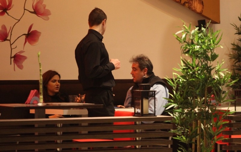 Cioroianu şi-a răsfăţat iubita cu cină romantică şi un parfum | FOTO