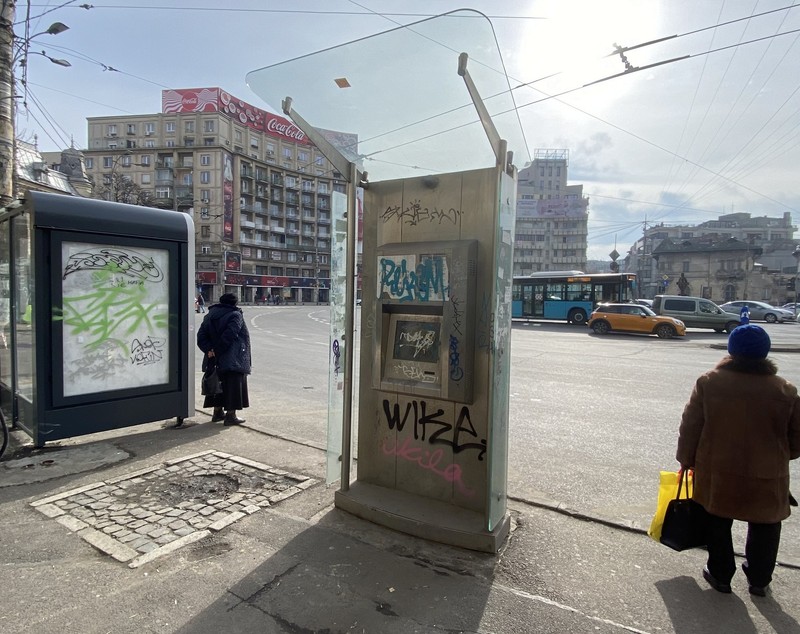 De 9 ani, chioșcurile informative de 400.000 de euro, care au funcționat doar câteva luni, zac vandalizate și inutile în centrul Bucureștiului
